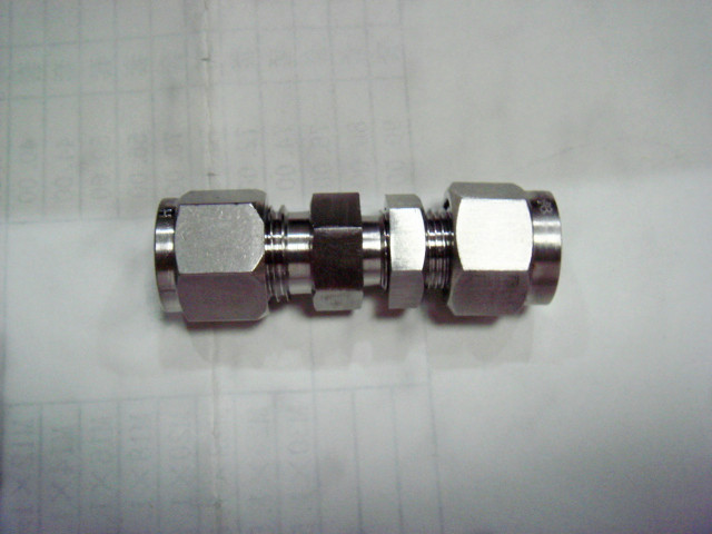 卡套直(zhi)通穿闆(pan)接頭